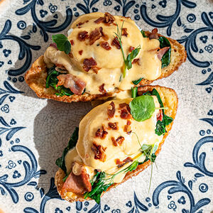 Яйца Бенедикт с беконом