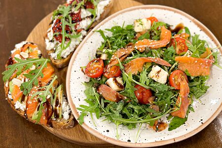 Рыбный сет с 2 тостами и салатом