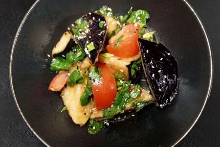 Салат с хрустящими баклажанами, томатами и зеленью