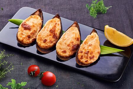 Мидии, запеченные в сырном соусе