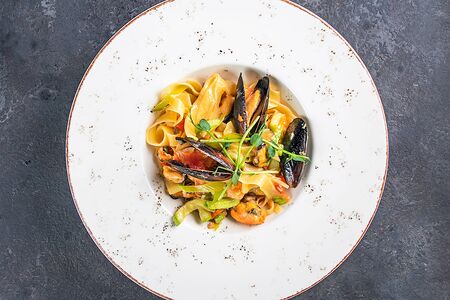 Паста с мидиями и томатами