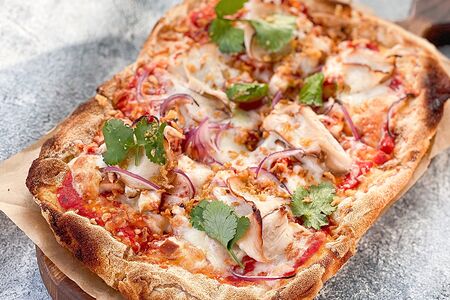 Фирменная пицца Smoker с хрустящим луком BBQ