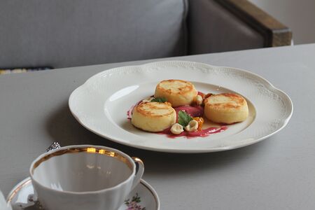 Сырники с малиновой сгущенкой и морошкой