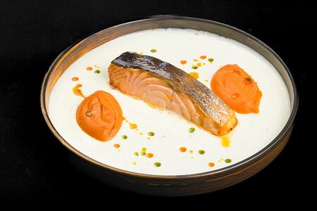 Стейк из лосося на лимонно-медовом соусе с морковным пюре