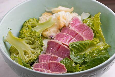 Зеленый Цезарь со стейком из тунца