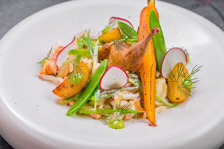 Оливье с раковыми шейками, перепелкой и красной икрой