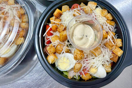 Салат Цезарь с креветками