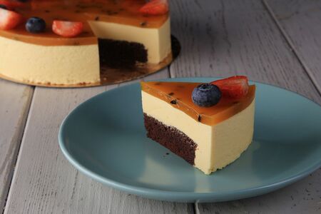 Пирожное Маракуйя-клубника