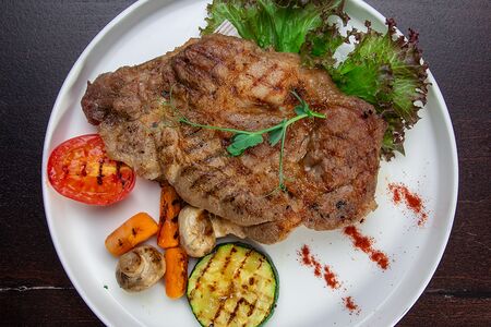 Стейк из cвинoй шеи