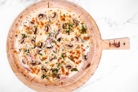 Пицца с ветчиной из индейки и грибами