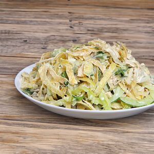 Салат с курицей и омлетной лентой