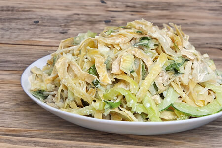 Салат с курицей и омлетной лентой