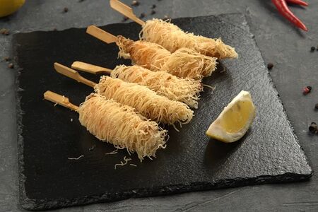 Креветки катаифи