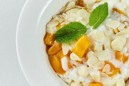 Каша с манго и белым шоколадом