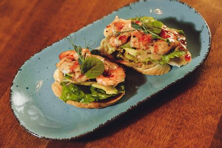 Брускетта с креветкой