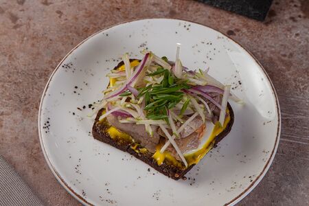 Тост на бородинском хлебе с печенью трески