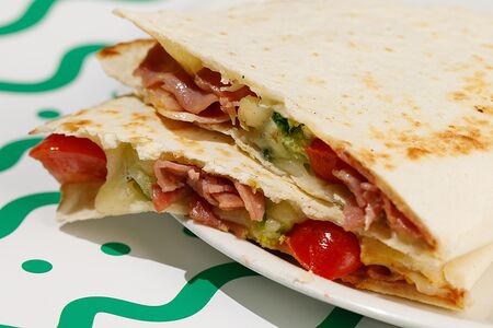 Тост с беконом и брокколи