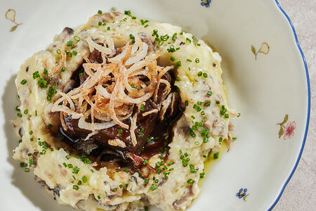 Говяжьи щечки, картофельное пюре, трюфель