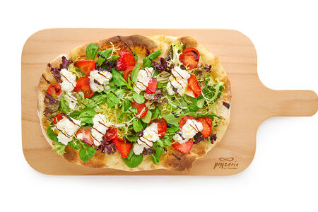 Клубника и черри со страчателлой. Pinsa