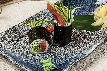 Ручные роллы в жареном нори с тунцом