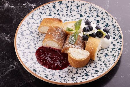 Блины с творогом и ягодным конфитюром