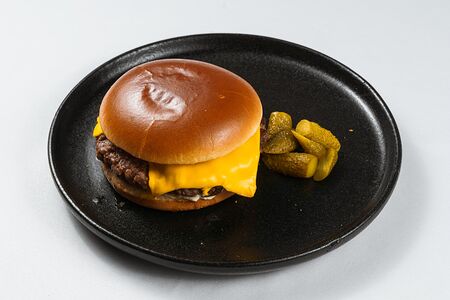 Бургер с мраморной говядиной, бриошь и чеддером