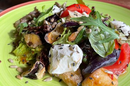 Салат с хрустящими баклажанами и мягким сыром
