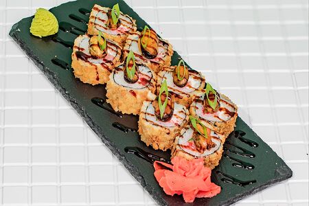 Ролл с мидиями темпура и соусом спайси