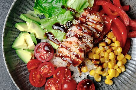 Поке с креветками и соусом унаги