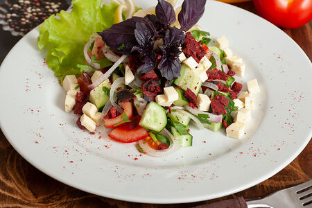 Чобан салат брынзой и бастурмой