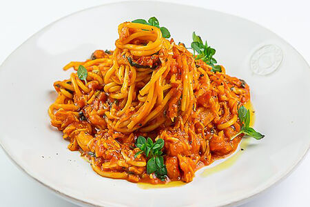 Спагетти с камчатским крабом в томатном соусе