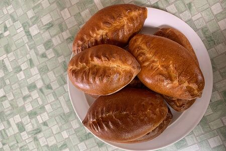 Пирожок с печенью и капустой