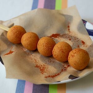 Сырные шарики с чесночным соусом