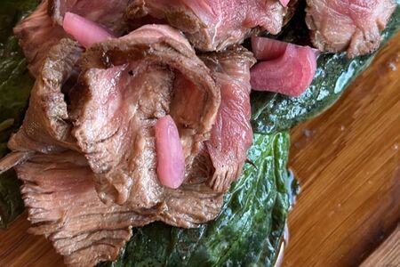 Брускетта с ростбифом и маринованным луком