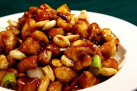 Жареные кусочки куриные с кешью