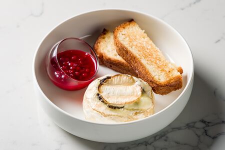 Запеченный камамбер с трюфелем и ягодным соусом