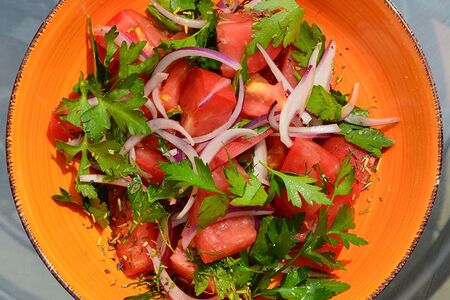 Розовый салат с помидорами