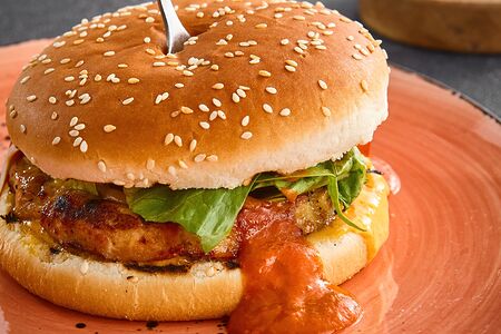 Бургер с курицей Чипотл