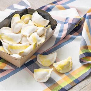 Пельмени с курицей, сыром креметте и ананасами (полуфабрикат)