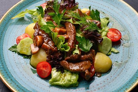 Теплый салат с говядиной и грибами