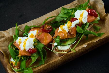 Брускетта с лососем