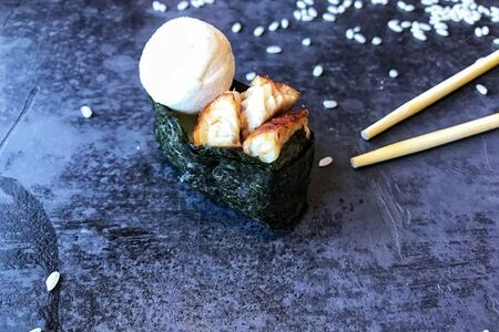 Гункан сырный с угрем