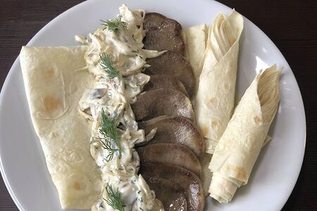 Телячий язык под сливочно-грибным соусом