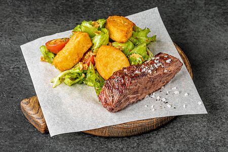 Стейк салат с картофельными наггетсами