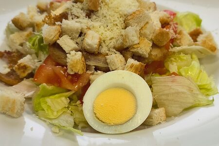 Салат Цезарь с курицей