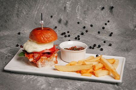 Бургер бриошь с жареными беконом и сыром, с картофелем фри и томатным соусом
