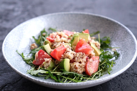 Салат с киноа и авокадо