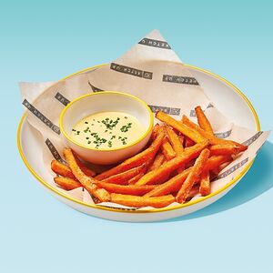 Батат фри с соусом манго-кимчи