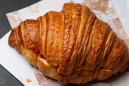 Круассан белый шоколад с клубникой