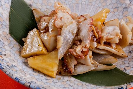 Осьминог и кальмар с ананасом